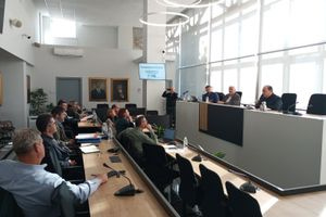 Σύσκεψη για τον επανακαθορισμό των ορίων του παλαιού και του νέου αιγιαλού στον Κουμπέ