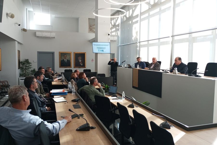 Σύσκεψη για τον επανακαθορισμό των ορίων του παλαιού και του νέου αιγιαλού στον Κουμπέ