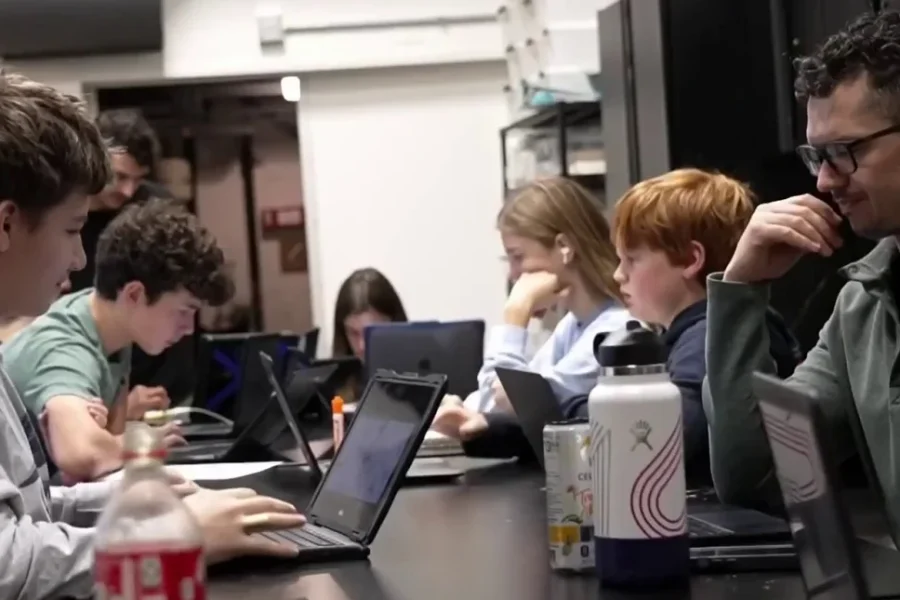 Ιδιωτικό σχολείο βάζει «εκπαιδευτικό βοηθό» τεχνητής νοημοσύνης και βλέπει άλματα στις επιδόσεις των μαθητών