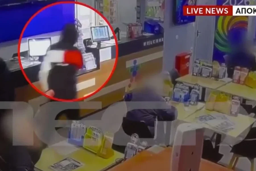 Σέρρες: Βίντεο-ντοκουμέντο από τα τελευταία λεπτά του 17χρονου πριν καταρρεύσει-Μπαίνει σε πρακτορείο μετά τον ξυλοδαρμό του