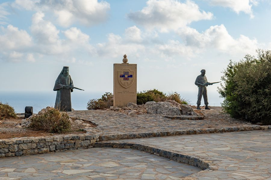 Πρώτες συναντήσεις Στεφανογιάννη – Σατανά  (Αύγουστος και Νοέμβριος 1941)  και ο Κώστας Δραμουντάνης – Γερτσεκόκωστας