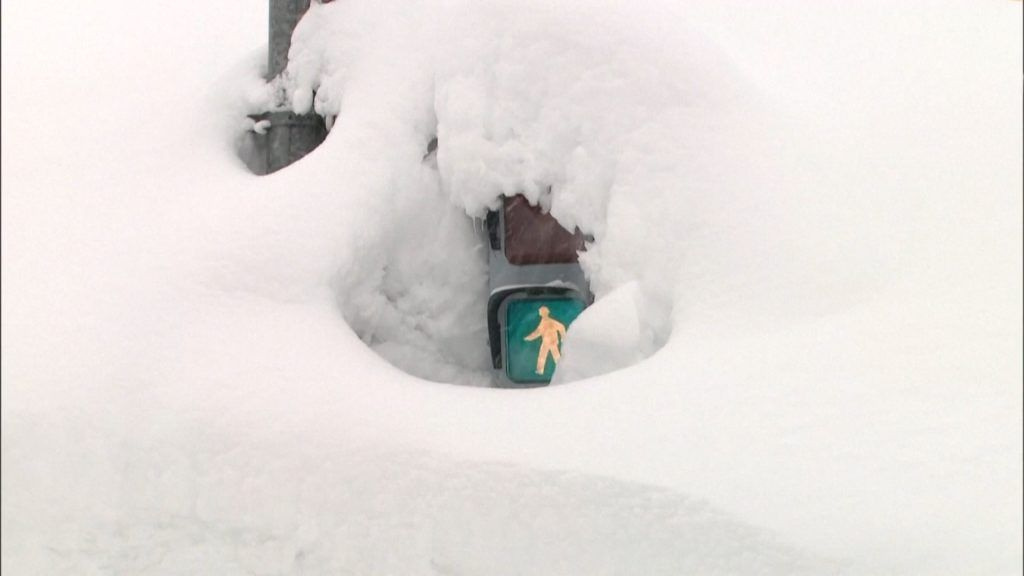 Τείχη χιονιού 2,7 μέτρων στην Ιαπωνία: Σφοδρή χιονόπτωση παραλύει βόρεια και δυτικά τμήματα της χώρας