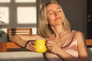 Νέα έρευνα δείχνει ότι ο καφές και το τσάι μπορούν να μειώσουν τον κίνδυνο άνοιας