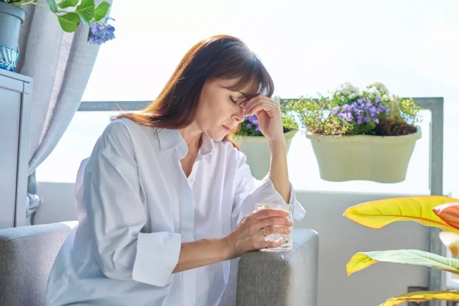 Γιατί στα 40 σερνόμαστε; Όλη η αλήθεια για την εξάντληση της ηλικίας – Πώς θα ξανανιώσουμε