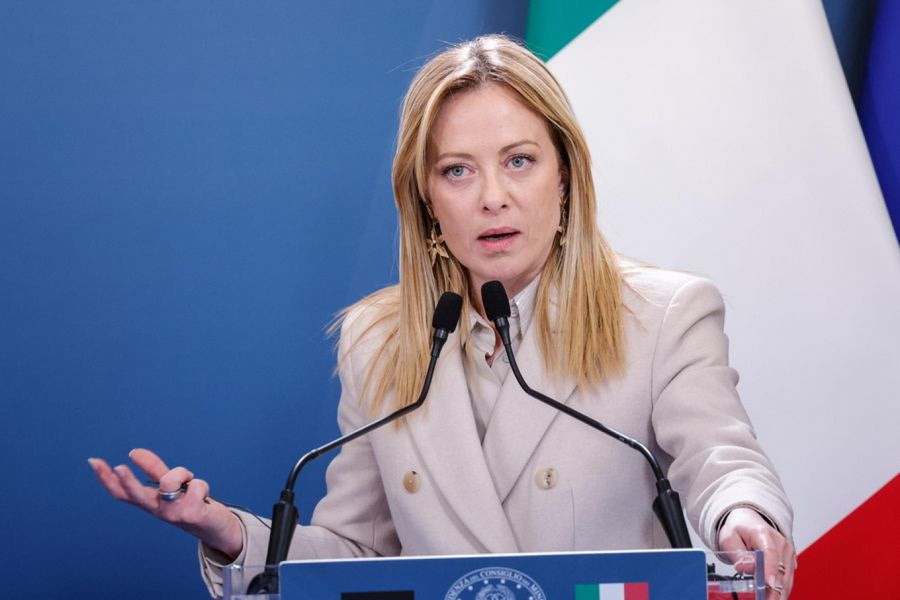 Η Μελόνι σκληραίνει τη στάση της στο μεταναστευτικό: Προτείνει «ναυτικό μπλόκο» στα ιταλικά χωρικά ύδατα