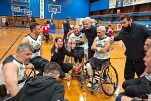 Ο Αλέξης Καλοκαιρινός  στο πλευρό της ομάδας μπάσκετ με αμαξίδιο του Αθλητικού Σωματείου Κινητικά Αναπήρων «Ηράκλειο»