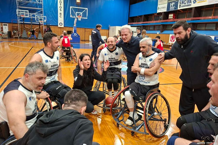 Ο Αλέξης Καλοκαιρινός  στο πλευρό της ομάδας μπάσκετ με αμαξίδιο του Αθλητικού Σωματείου Κινητικά Αναπήρων «Ηράκλειο»