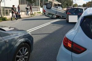 ΦΩΤΟ: «Τούμπαρε» ΙΧ σε κεντρικό δρόμο του Ηρακλείου