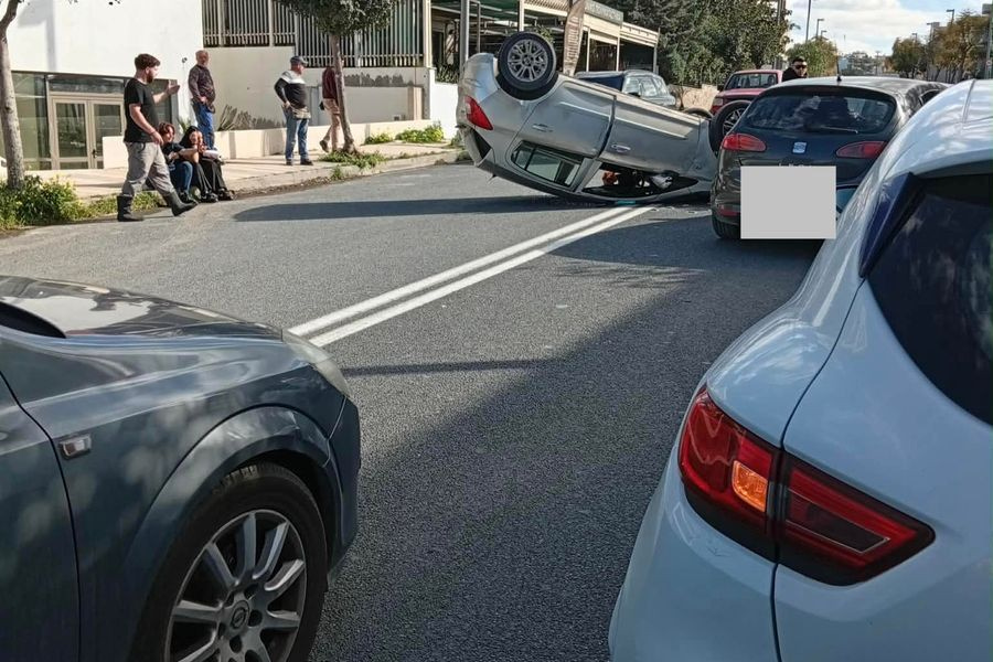 ΦΩΤΟ: «Τούμπαρε» ΙΧ σε κεντρικό δρόμο του Ηρακλείου