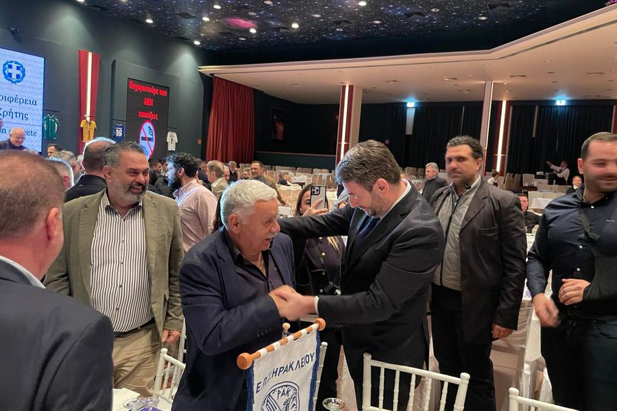 ΦΩΤΟ: Νίκος Ανδρουλάκης και Γιάννης Βρούτσης στην κοπή πίτας της ΕΠΣΗ