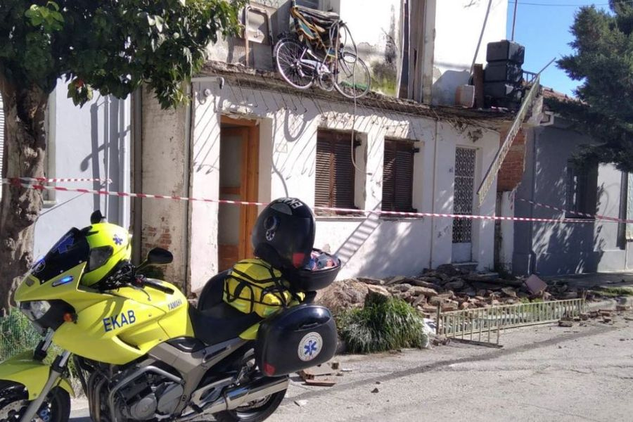 Βόλος: Γυναίκα έπεσε στο δρόμο μαζί με το μπαλκόνι