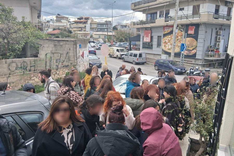 ΦΩΤΟ: Στο πλευρό του καθηγητή που συνελήφθη οι εκπαιδευτικοί του Ηρακλείου