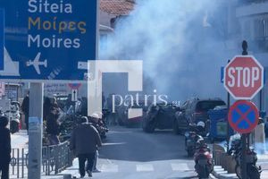 (ΦΩΤΟ) Τέμπη: Επεισόδια στο Ηράκλειο μετά την πορεία – Πετροπόλεμος και καπνογόνα