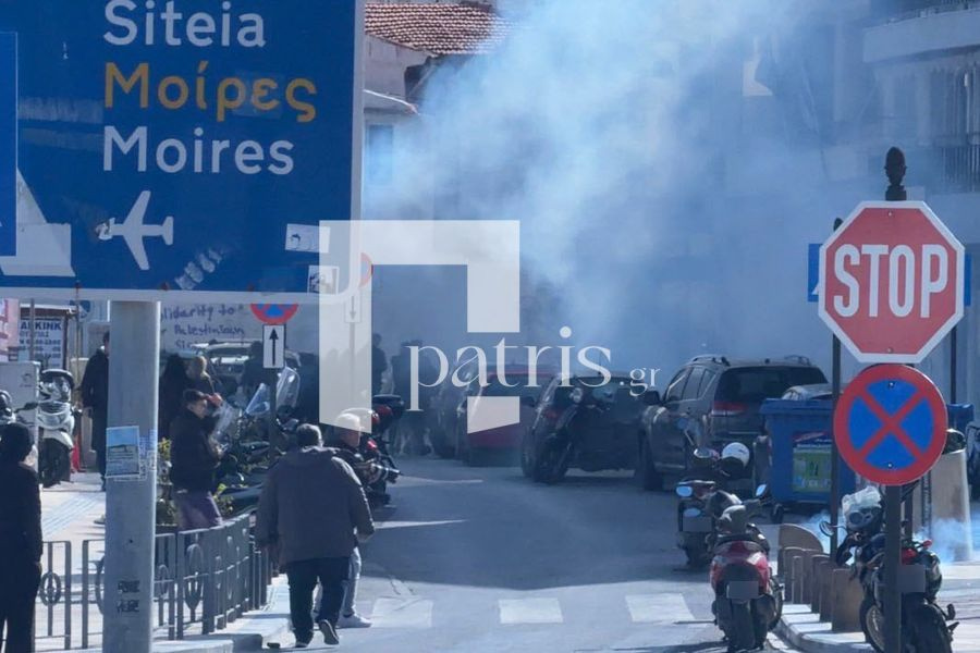 (ΦΩΤΟ) Τέμπη: Επεισόδια στο Ηράκλειο μετά την πορεία – Πετροπόλεμος και καπνογόνα