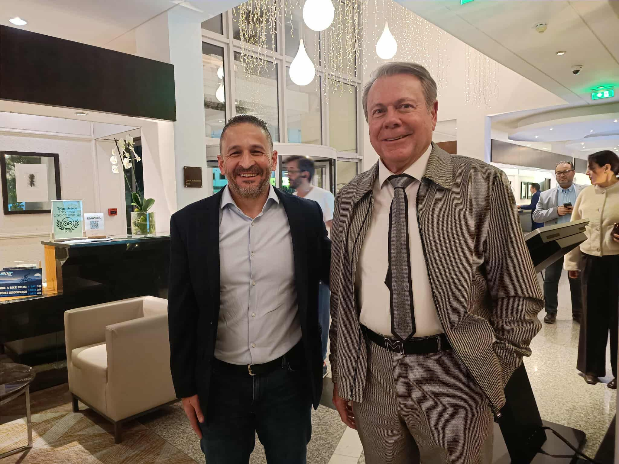 Ο κ. Γιώργος Μηνάς, εκπρόσωπος του υφυπουργείου Τουρισμού Κύπρου, με τον κ. Μιχάλη Βλατάκη.