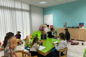 «Ο καρκίνος είναι βίαιος δάσκαλος»: Συγκλόνισε η μαρτυρία μαμάς παιδιού με καρκίνο στην εκδήλωση της «Ηλιαχτίδας»