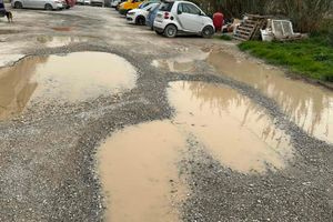 Οι λακκούβες έχουν μετατραπεί σε μικρές λίμνες στα Καμίνια