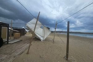 ΦΩΤΟ: Εικόνες καταστροφής στον Καρτερό – Οι θυελλώδεις άνεμοι «σήκωσαν» τις τέντες στο Αθλητικό Κέντρο