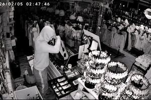 Μπαίνουν από τον φεγγίτη στα καταστήματα και αρπάζουν τις εισπράξεις της ημέρας