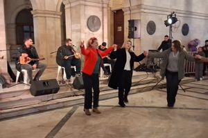 ΦΩΤΟ-ΒΙΝΤΕΟ: Αποκριάτικο γλέντι στο κέντρο του Ηρακλείου