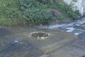 ΦΩΤΟ: Φρεάτιο «σιντριβάνι» στο Ηράκλειο αναβλύζει λύματα