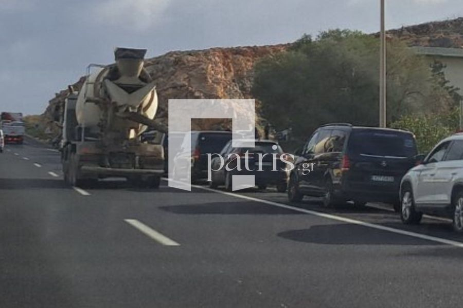 ΦΩΤΟ: Δεκάδες μίνι βαν στον ΒΟΑΚ – Διαμαρτύρονται οι επαγγελματίες των τουριστικών οχημάτων