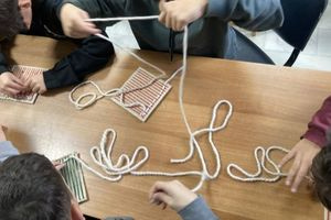 Υφαντά από νήματα έφτιαξαν στον αργαλειό παιδιά δημοτικού στο Ωραιόκαστρο