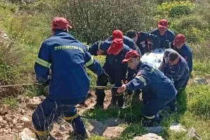 Έτρεχε για να δώσει ύψος στον χαρταετό και έπεσε σε γκρεμό