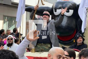 ΦΩΤΟ: Πλήθος κόσμου στο Ρεθυμνιώτικο καρναβάλι – Χρώμα, κέφι, χορός και… ομπρέλες