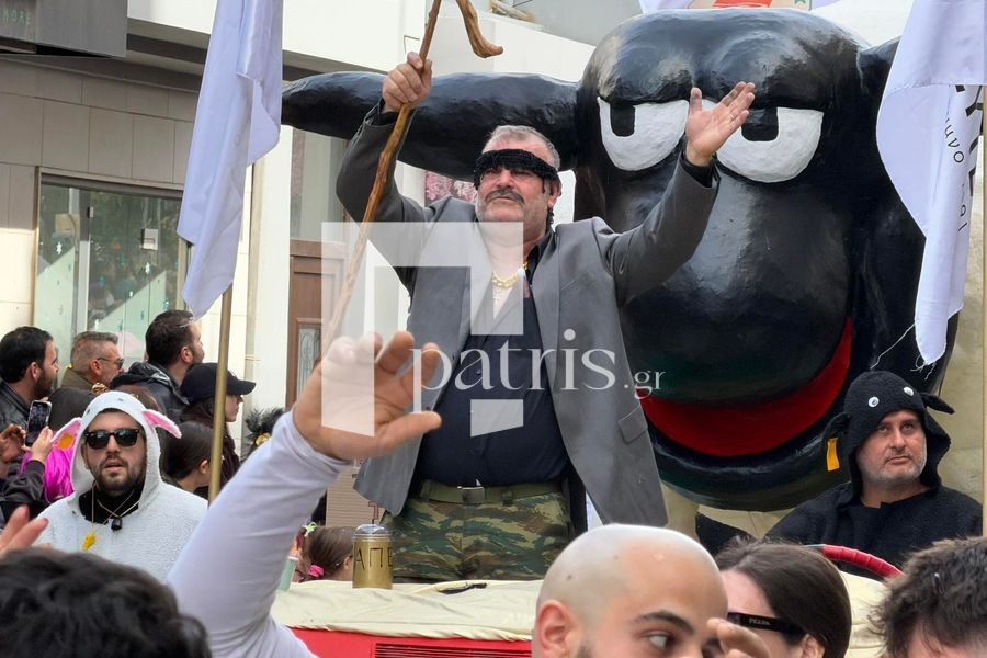 ΦΩΤΟ: Με… ομπρέλες η μεγάλη παρέλαση των αρμάτων στο Ρεθυμνιώτικο Καρναβάλι