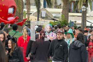 ΦΩΤΟ: Το καρναβαλικό κέφι «νίκησε» τη βροχή στο Ρέθυμνο – Στα ύψη η διασκέδαση μετά τη μεγάλη παρέλαση