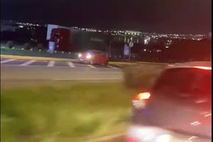 Οδηγός πήγαινε με την όπισθεν στη ΛΕΑ της Λεωφόρου Σχιστού για να αποφύγει την κίνηση