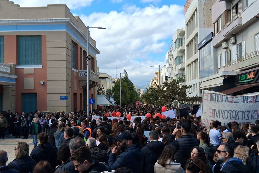 (ΦΩΤΟ&ΒΙΝΤΕΟ) Τρία χρόνια από την τραγωδία στα Τέμπη: Μεγαλειώδες το συλλαλητήριο στο Ηράκλειο