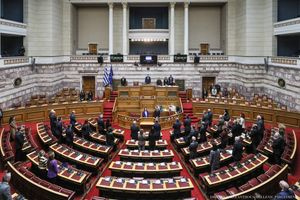 Επετειακή αναφορά και ενός λεπτού σιγή από τη Βουλή των Ελλήνων στη μνήμη των θυμάτων του τραγικού δυστυχήματος των Τεμπών