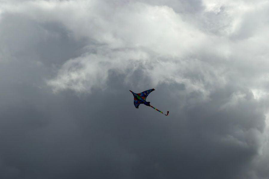 ΦΩΤΟ – Καθαρά Δευτέρα: Με πολύχρωμους χαρταετούς γέμισε ο γκρίζος ουρανός στο Ηράκλειο