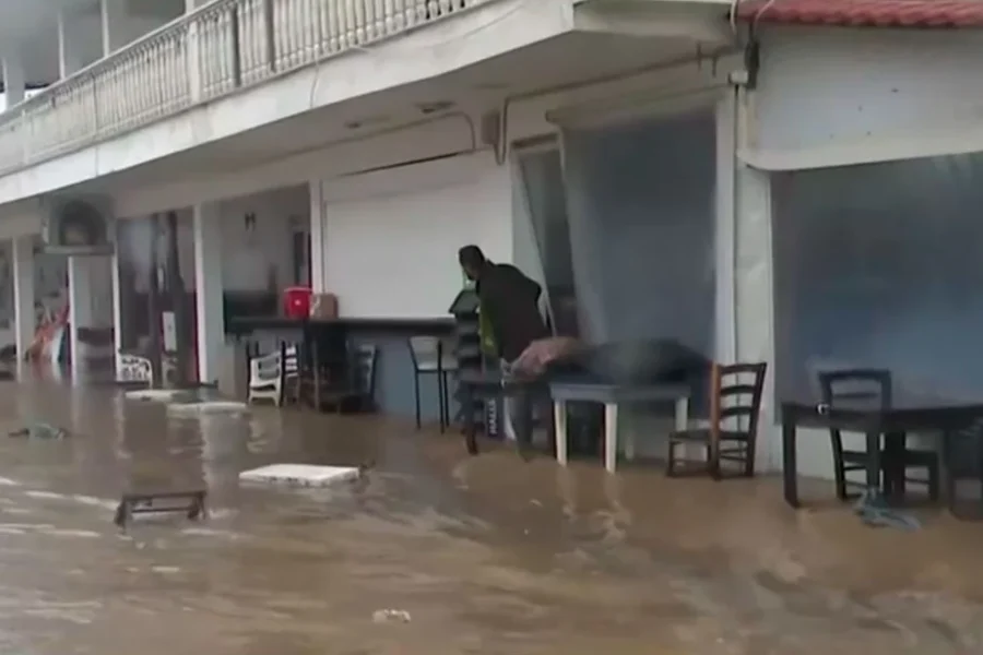 Πλημμύρισε ο Αγιόκαμπος στη Λάρισα, σε κλάματα ξέσπασε ιδιοκτήτης επιχείρησης
