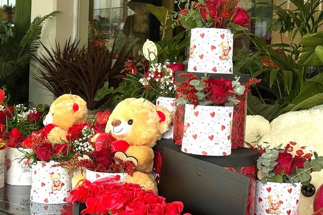 (ΦΩΤΟ) Άγιος Βαλεντίνος: Τα κόκκινα τριαντάφυλλα “κλέβουν” τις καρδιές των ερωτευμένων