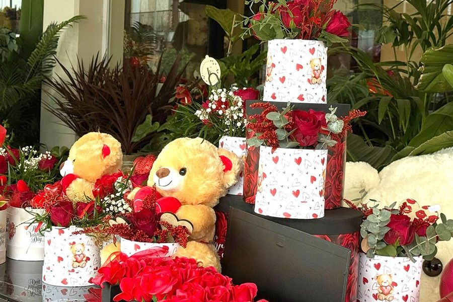 (ΦΩΤΟ) Άγιος Βαλεντίνος: Τα κόκκινα τριαντάφυλλα “κλέβουν” τις καρδιές των ερωτευμένων