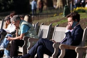 Ταχύτερη βιολογική γήρανση στους άνδρες μέσης ηλικίας από τα «παντοτινά χημικά»