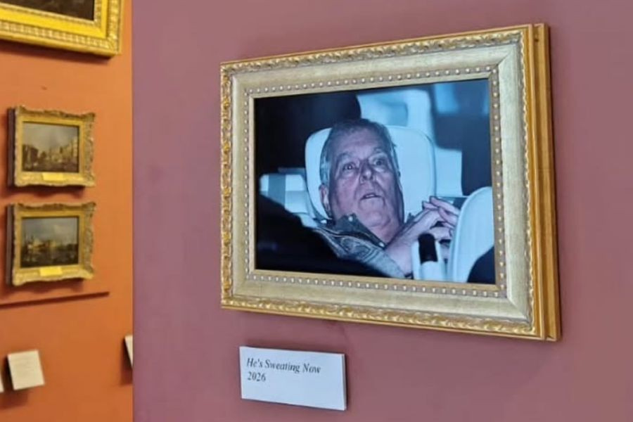 Νέα ντροπή για τον έκπτωτο πρίγκιπα Άντριου: Ακτιβιστές κρέμασαν στο Λούβρο την φωτογραφία από τη σύλληψή του