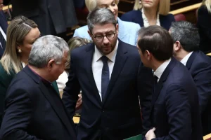 Το ΠΑΣΟΚ μένει με 32 βουλευτές μετά την διαγραφή Παρασκευαΐδη