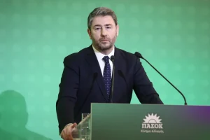 Ανδρουλάκης στη συνεδρίαση της ΚΟΕΣ: Ο Μητσοτάκης μετέτρεψε τη Βουλή σε «πλυντήριο» σκανδάλων