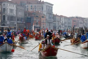 Μαγικές εικόνες από την έναρξη του Καρναβαλιού στη Βενετία –  Από τον Όλυμπο μεχρι το… Bridgerton