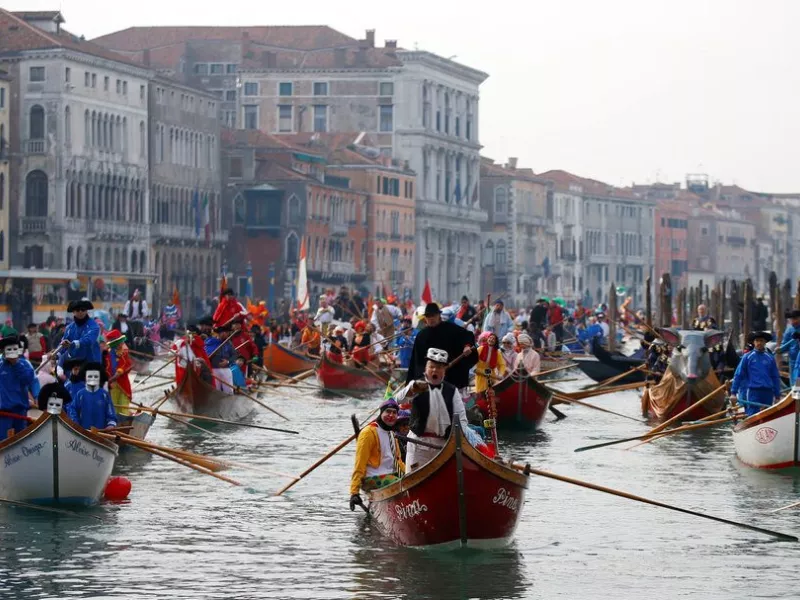 Μαγικές εικόνες από την έναρξη του Καρναβαλιού στη Βενετία –  Από τον Όλυμπο μεχρι το… Bridgerton