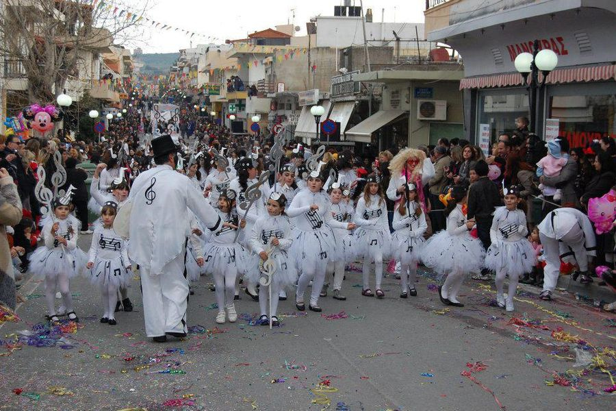 Σε ρυθμούς Αποκριάς η Κρήτη-Όλες οι καρναβαλικές παρελάσεις
