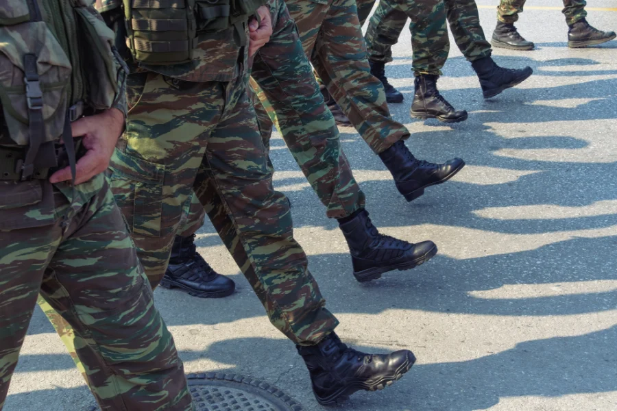 Αλλάζει η στρατιωτική θητεία: Όλοι στον Στρατό Ξηράς, 10 εβδομάδες βασική εκπαίδευση, στα €100 η αποζημίωση στην παραμεθόριο