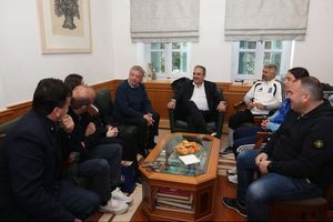 Συνάντηση Σταύρου Αρναουτάκη με τον Αναπληρωτή Πρόεδρο της ΕΠΟ και την Εθνική Ομάδα Ποδοσφαίρου Γυναικών