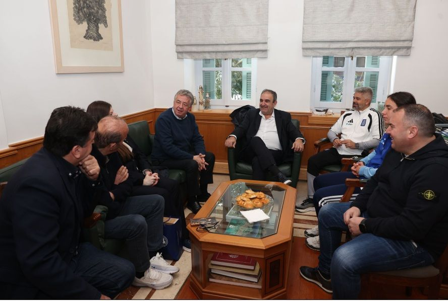 Συνάντηση Σταύρου Αρναουτάκη με τον Αναπληρωτή Πρόεδρο της ΕΠΟ και την Εθνική Ομάδα Ποδοσφαίρου Γυναικών