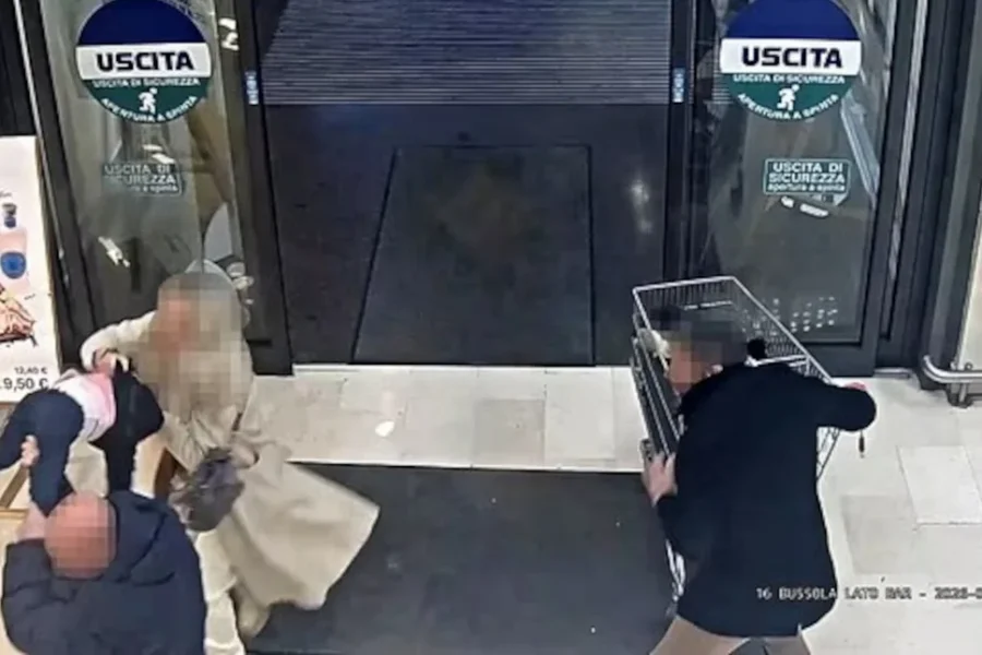 Βίντεο σοκ: Άνδρας επιχείρησε να αρπάξει μωρό από τη μητέρα του, μέσα σε σούπερ μάρκετ