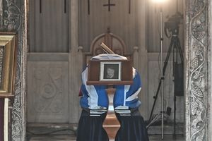 ΦΩΤΟ: Σε λαϊκό προσκύνημα η σορός της Ελένης Γλύκατζη – Αρβελέρ